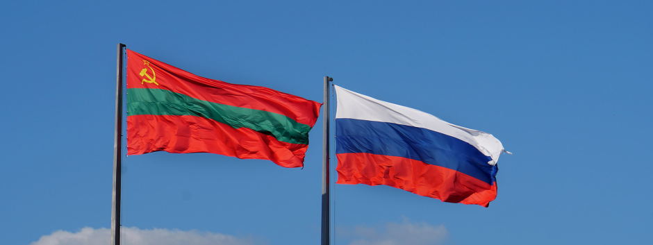 Banderas de Transnistria y Rusia flameando juntas