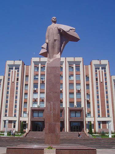 Estatua de Lenin frente al parlamento